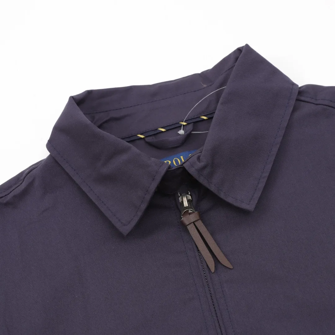 🅿️580 Polo Ralph Lauren R01 Clean fit vintage retro zipper jacket. This is a couple style that can be worn by both boys and girls. It is an eternal classic. This fabric is really different from others. The new model is not as stiff as the old model. I think it is better to wear. The most classic one is probably it. It is 100% pure cotton. The hardness is just right and not that stiff!! This is this year's upgrade, but I feel it is easier to wear. The embroidery on the chest is made of German Oman embroidery fiber with original data. The embroidery process is very particular. Japanese Tajima machines are used to ensure exquisite three-dimensional embroidery, which is what I said is different from what is on the market. Regarding the workmanship, the version is a loose version and can be worn by boys and girls!! The coat may be worn longer and the Mid-Autumn Festival is about to go out in October. Retro will never go out of style. Color: Khaki Navy Size: S-XL